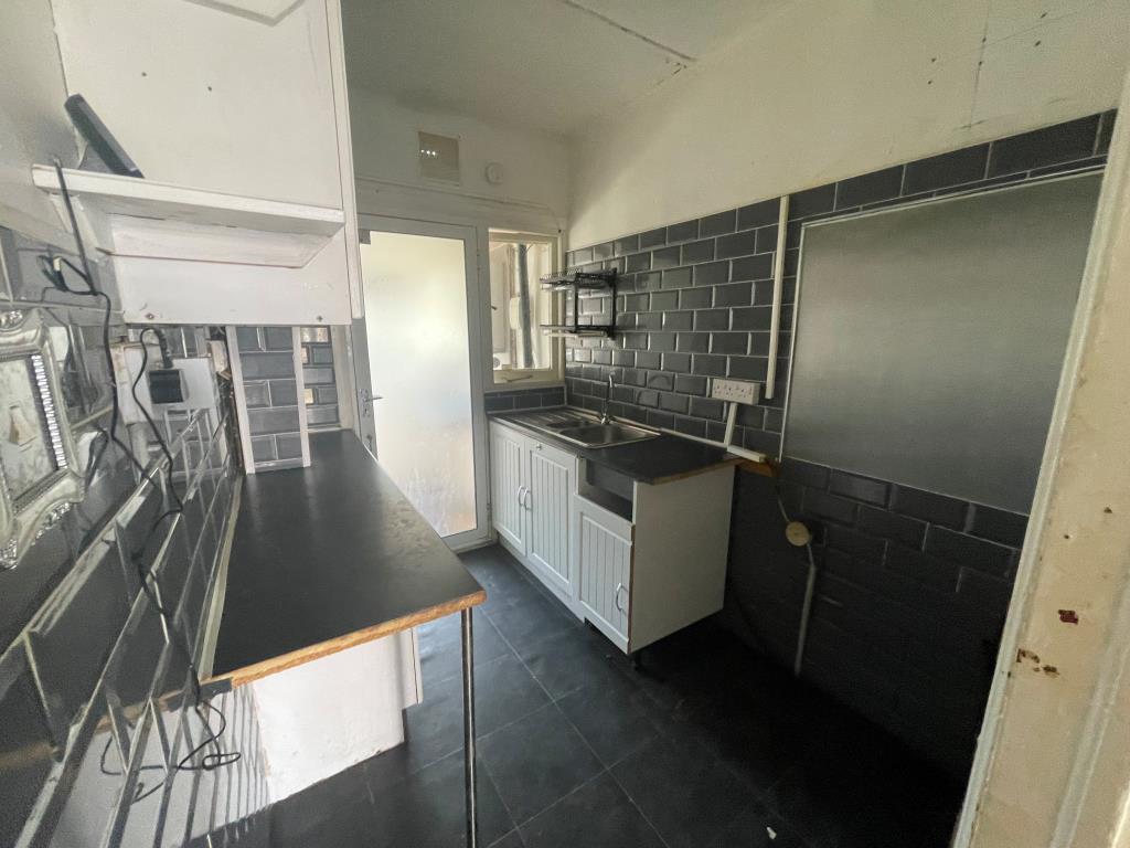 Lot: 7 - MID-TERRACE HOUSE FOR REFURBISHMENT - kitchen
